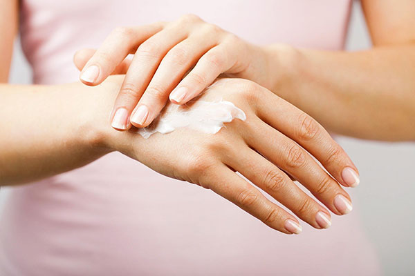 Kem dưỡng trắng da tay có công dụng đặc biệt giúp đôi tay của chị em trở nên trắng hồng