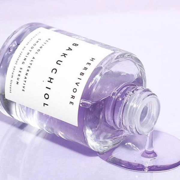 Bakuchiol có kết cấu jelly water-based độc đáo, nhẹ nhàng lan tỏa trên da, ngay lập tức cung cấp độ ẩm cho da và cho làn da mềm mượt