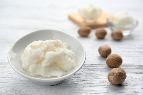 Chất dưỡng ẩm trong bơ Shea hoàn toàn giống với chất dưỡng ẩm tự nhiên do cơ thể sản sinh ra, giúp cho làn da bật tone trắng sáng nhanh chóng