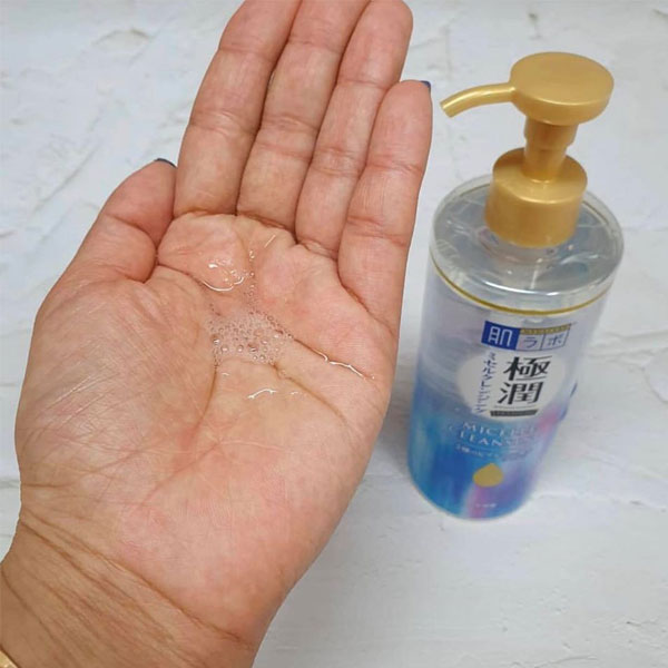 Cấu trúc của Nước Tẩy Trang Hadalabo Gokujyun Premium Micelle Cleansing 330ml sẽ hơi đặc như lotion chứ không nhẹ như nước như các sản phẩm tẩy trang mặt dạng micelle khác