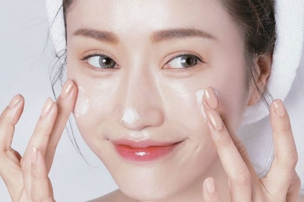 Chăm sóc da với vitamin E hàng ngày có thể giúp cho làn da mịn và mượt hơn