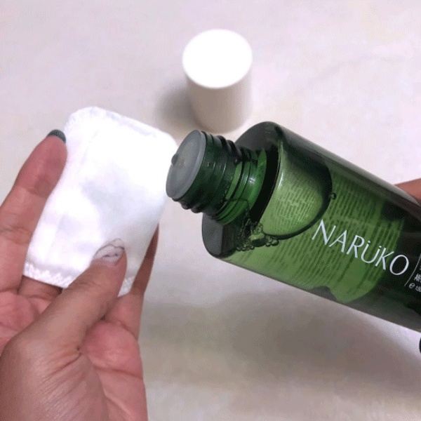 Ngoài việc dùng như một toner thông thường, bạn còn có thể sử dụng nước hoa hồng tràm trà Naruko như một lotion mask