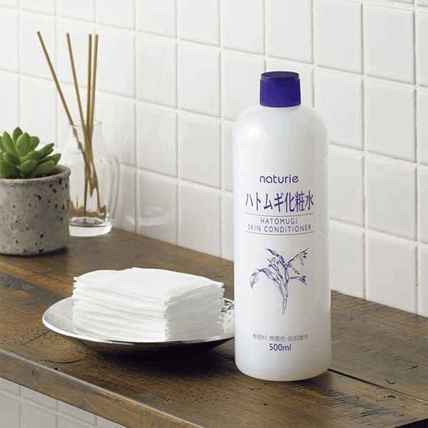 Nước hoa hồng Ý Dĩ Naturie Skin Conditioner được biết đến là một sản phẩm nước hoa hồng ý dĩ đình đám của Nhật Bản. Sản phẩm sở hữu thành phần được chiết xuất từ thiên nhiên là cây ý dĩ lành tính mang lại những hiệu quả cao trong việc chăm sóc da, dưỡng ẩm và làm sáng da
